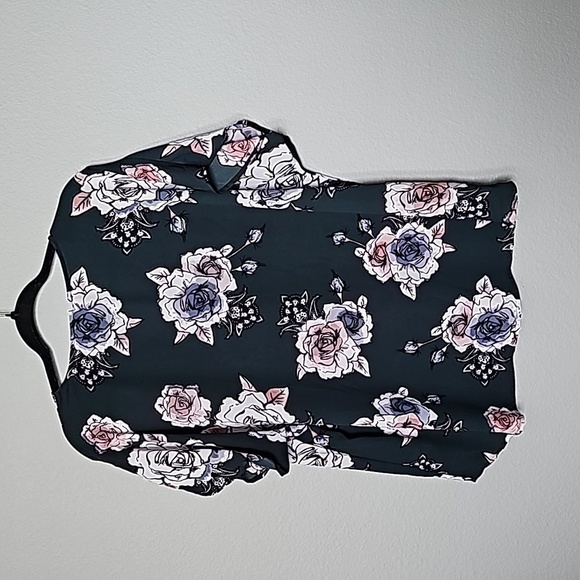 Maurices Popover size 1 short sleeve green floral top - Picture 7 of 7